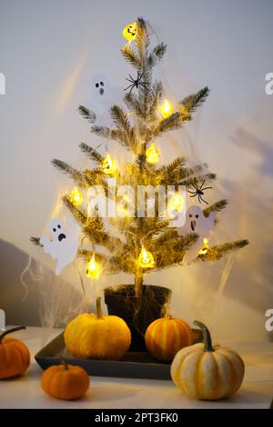 Arbre d'Halloween avec lumières de glace sous forme de citrouilles. Lanterne de Jack. Décorations pour la maison d'Halloween. Mise au point sélective Banque D'Images