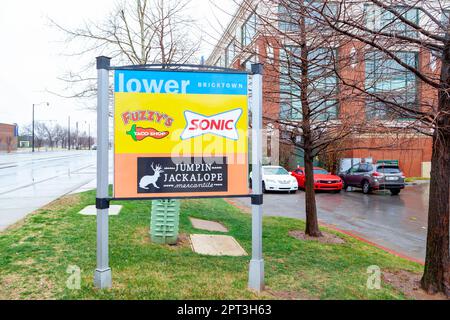 Logo Sonic sur un panneau d'annuaire à son siège social à Oklahoma City, États-Unis. Banque D'Images