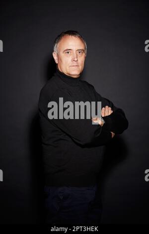 HES naturellement confiant. Studio portrait d'un homme mature isolé sur noir Banque D'Images