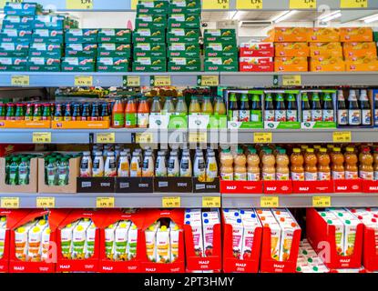 Italie - 27 avril 2023: Jus de fruits en bouteille et en conserve sur étagère dans le magasin de rabais italien Banque D'Images