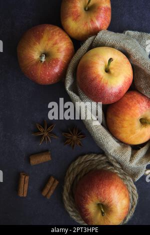 En-cas d'automne, biscuits aux flocons d'avoine avec pomme et cannelle. Composition sucrée à l'automne, source d'inspiration et chaude sur fond sombre avec espace pour les copies Banque D'Images