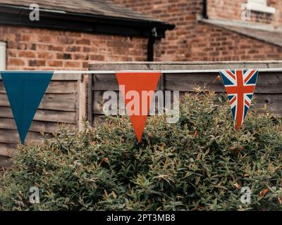 Drapeaux de la Grande-Bretagne agitant sur le vent dans le jardin de l'anglais Banque D'Images