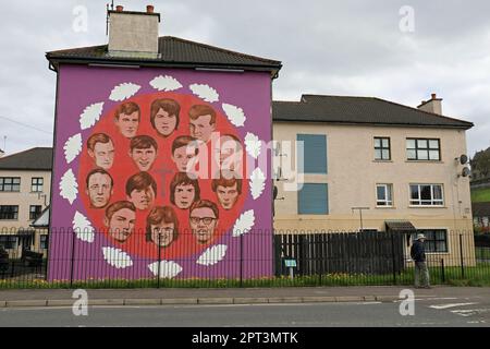 La fresque de commémoration du dimanche sanglant par les artistes Bogside à Derry Banque D'Images