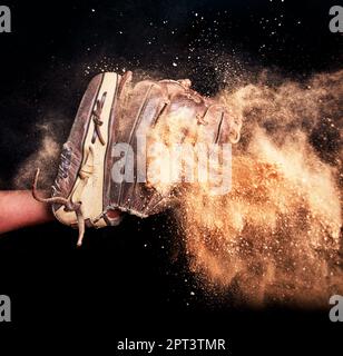 Base-ball, gant de jeu et fond de studio de terre pour capturer l'action lors d'un match de sport. Équipement de softball en cuir isolé pour les athlètes en compétition Banque D'Images