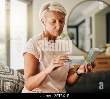 Femme âgée, pilules de médecine et instructions de lecture sur les soins de santé, le bien-être médical et la boîte de comprimés de pharmacie dans le salon de maison. Penser les retraités Banque D'Images