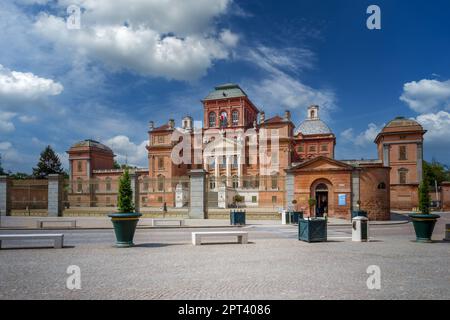 Racconigi, Cuneo, Piémont, Italie - 27 avril 2023: Château royal de Racconigi résidence de la famille savoyarde depuis le 14th siècle, paysage avec blu Banque D'Images