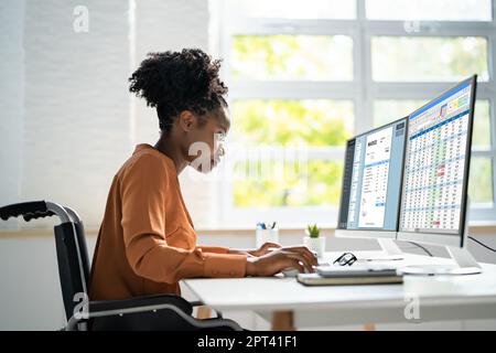 Feuille de calcul de codage médical sur PC. Femme africaine en fauteuil roulant Banque D'Images