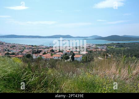 Île de Cunda et paysage d'Ayvalık grand angle depuis le sommet de la colline de Cunda à Balıkesir. Maisons de la Cinda, vue sur la mer et le ciel depuis la colline de la Cinda. Banque D'Images