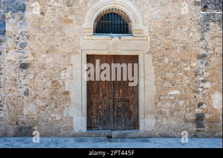 EMBA, quartier de Paphos, Chypre - 27 mars 2023 - porte d'entrée de l'église de Panagia Chryseleousa Banque D'Images