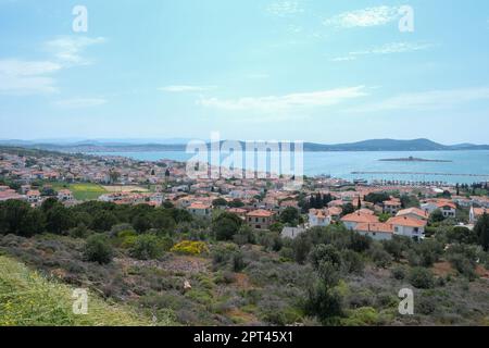 Île de Cunda et paysage d'Ayvalık grand angle depuis le sommet de la colline de Cunda à Balıkesir. Maisons de la Cinda, vue sur la mer et le ciel depuis la colline de la Cinda. Banque D'Images