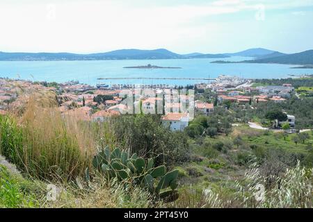 Île de Cunda et paysage d'Ayvalık grand angle depuis le sommet de la colline de Cunda à Balıkesir. Maisons de la Cinda, vue sur la mer et le ciel depuis la colline de la Cinda. Banque D'Images