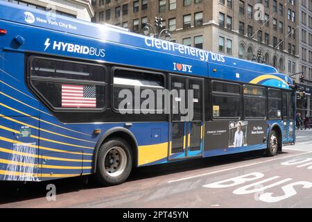 Les autobus à énergie propre de la ville de New York, situés sur la Cinquième Avenue, sont alimentés au gaz naturel comprimé, 2023, États-Unis Banque D'Images