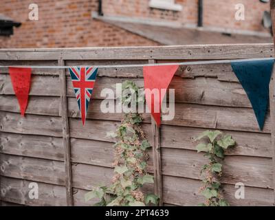 Drapeaux de la Grande-Bretagne agitant sur le vent dans le jardin de l'anglais Banque D'Images