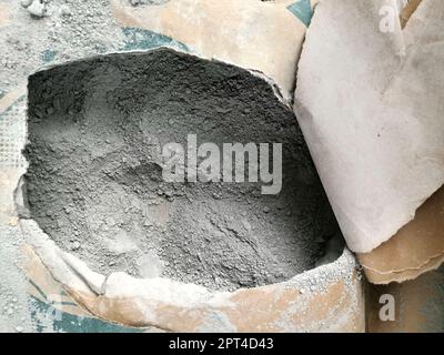 Sac de poudre de ciment dans le béton avant de mélanger pour Banque D'Images