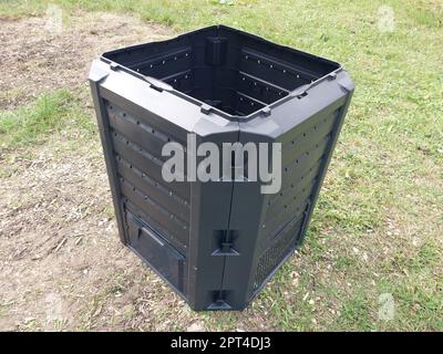 Réservoir en plastique pour la production et le stockage du compost dans un jardin Banque D'Images