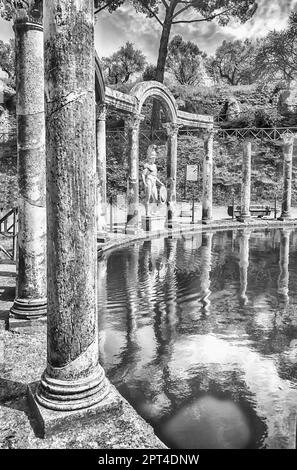 Statue grecque d'Arès surplombant la piscine antique appelé Canopus, l'intérieur de Villa Adriana (la Villa d'Hadrien), Tivoli, Italie Banque D'Images