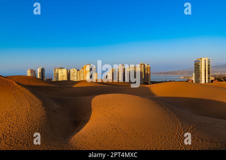 Vue sur les bâtiments de Concon depuis les dunes de sable, région de Valparaiso, Chili Banque D'Images