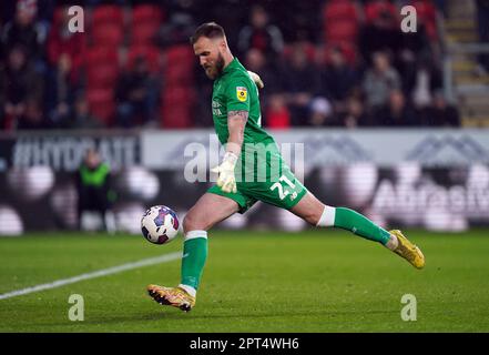 Jak Alnwick, gardien de but de Cardiff, lors du match du championnat Sky Bet au stade AESSEAL New York, Rotherham. Date de la photo: Jeudi 27 avril 2023. Banque D'Images