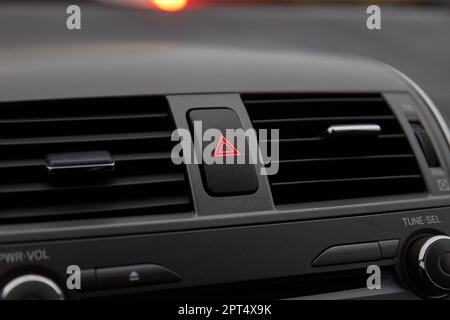 Détail tableau de bord avec bouton de signalisation des feux de détresse Banque D'Images