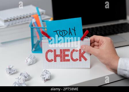 Rédaction affichant le texte Vérification, examen de l'approche commerciale pour tester la qualité de la précision ou une condition satisfaisante Banque D'Images