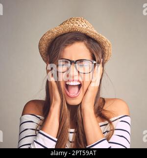 J'en avais assez. Photo en studio d'une jeune femme attirante criant sur fond gris Banque D'Images