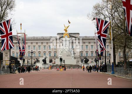 Londres, Royaume-Uni. 27th avril 2023. Union Jack est accrochée au Mall en vue du couronnement du roi Charles III et de la reine Camilla le 6th mai 2023. Crédit : SOPA Images Limited/Alamy Live News Banque D'Images