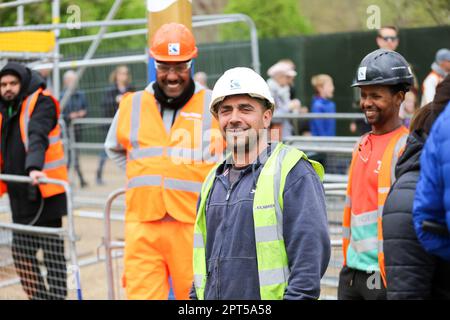 Londres, Royaume-Uni. 27th avril 2023. Les ouvriers du Mall comme préparation pour le couronnement du Roi Charles III et de la Reine Camilla le 6th mai 2023 se poursuit. Crédit : SOPA Images Limited/Alamy Live News Banque D'Images