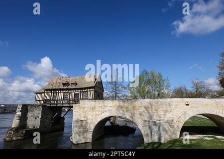 Vernon est une commune française, située dans le département de l'Eure et la région administrative de Normandie. Il se trouve sur les rives de la Seine, à mi-chemin entre Paris et Rouen. Vernon est une commune française, située dans le département de l'Eure et la région administrative de Normandie. Il se trouve sur les rives de la Seine, à mi-chemin entre Paris et Rouen. Le vieux moulin de Vernon, le pont du vieux moulin, le pont du vieux moulin de Vernon, le, ancien, moulin, pont, à, vernon, in, france, over, the, seine, Normandie,Normandie,Nord-Ouest de la France,France,France,Europe,européenne,le, ancien, moulin, pont, a Banque D'Images