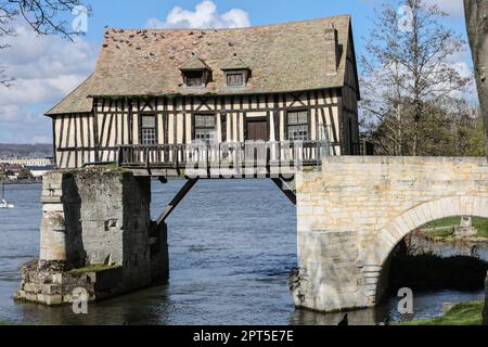 Vernon est une commune française, située dans le département de l'Eure et la région administrative de Normandie. Il se trouve sur les rives de la Seine, à mi-chemin entre Paris et Rouen. Vernon est une commune française, située dans le département de l'Eure et la région administrative de Normandie. Il se trouve sur les rives de la Seine, à mi-chemin entre Paris et Rouen. Le vieux moulin de Vernon, le pont du vieux moulin, le pont du vieux moulin de Vernon, le, ancien, moulin, pont, à, vernon, in, france, over, the, seine, Normandie,Normandie,Nord-Ouest de la France,France,France,Europe,européenne,le, ancien, moulin, pont, a Banque D'Images