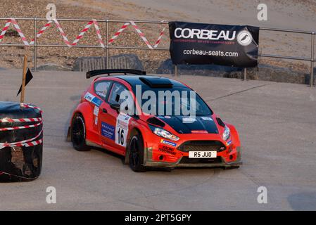 John Griffiths faisant la course d'une Ford Fiesta R5 dans le Corbeau sièges rallye sur le front de mer à Clacton on Sea, Essex, Royaume-Uni. Co-pilote Emma Morrison Banque D'Images