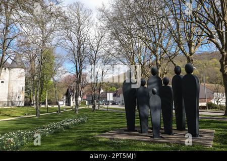 Art,installation,statue,statues,situées,dans,un,parc,à,côté,du,vieux,moulin, pont, à, vernon, in, france, over, the, seine, Normandie, Normandie, Nord-Ouest de la France, France, France, Europe, Europe, Vernon est une commune française, située dans le département de l'Eure et la région administrative de Normandie, Nord de la France. Il se trouve sur les rives de la Seine, à mi-chemin entre Paris et Rouen. Banque D'Images