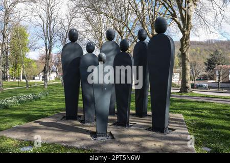 Art,installation,statue,statues,situées,dans,un,parc,à,côté,du,vieux,moulin, pont, à, vernon, in, france, over, the, seine, Normandie, Normandie, Nord-Ouest de la France, France, France, Europe, Europe, Vernon est une commune française, située dans le département de l'Eure et la région administrative de Normandie, Nord de la France. Il se trouve sur les rives de la Seine, à mi-chemin entre Paris et Rouen. Banque D'Images