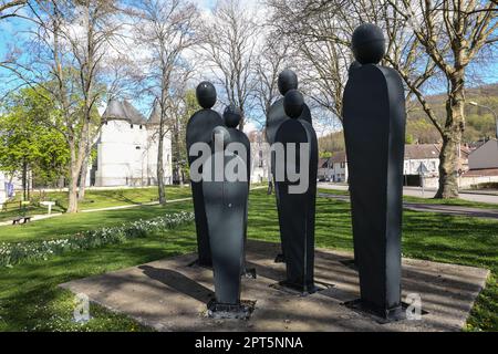 Art,installation,statue,statues,situées,dans,un,parc,à,côté,du,vieux,moulin, pont, à, vernon, in, france, over, the, seine, Normandie, Normandie, Nord-Ouest de la France, France, France, Europe, Europe, Vernon est une commune française, située dans le département de l'Eure et la région administrative de Normandie, Nord de la France. Il se trouve sur les rives de la Seine, à mi-chemin entre Paris et Rouen. Banque D'Images