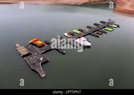 Vue aérienne du réservoir de Sau, dans la rivière Ter, dans la province de Gérone, Catalogne, Espagne. Après des mois sans pluie le niveau du marais est très Banque D'Images