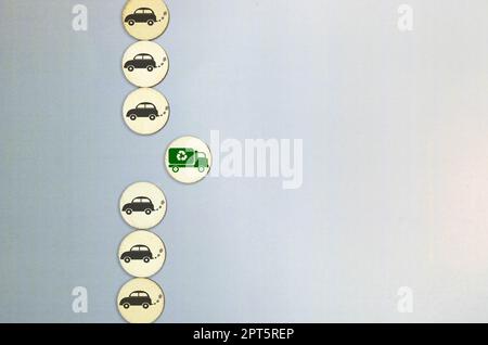Icône de voiture de feuilles vertes sur fond blanc, icône écologique d'énergie verte de voiture de batterie, concept d'environnement. Banque D'Images