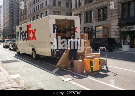 Les employés de FedEx se préparent à trier les livraisons à New York lundi, 10 avril 2023. (© Richard B. Levine) Banque D'Images