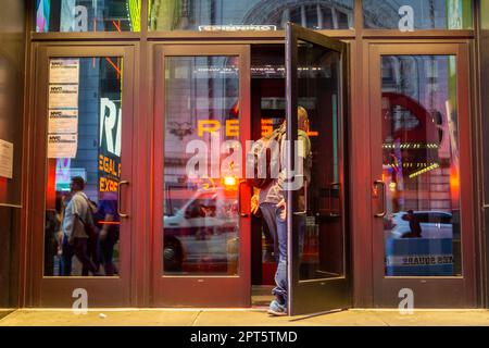 Le Cineworld a possédé des cinémas Regal à Times Square, à New York, mercredi, à 12 avril 2023. Cineworld, basé au Royaume-Uni, aurait déposé un plan de réorganisation dans un tribunal de faillite au Texas. Cineworld est le deuxième opérateur de cinéma le plus grand au monde. (© Richard B. Levine) Banque D'Images