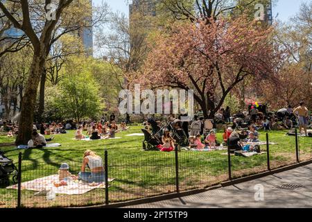 Les gens profitent du temps chaud et insaisonnier du Madison Square Park à New York jeudi, 13 avril 2023. Les températures printanières devraient atteindre près de 90 degrés, ce qui fait que le mois d'avril ressemble davantage à celui de juillet. (© Richard B. Levine) Banque D'Images