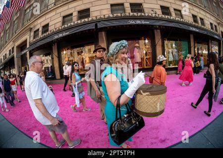 Hordes de fans et passant-par throng Fifth Avenue pour une activation de marque étendue faisant la promotion de la cinquième et dernière saison de la série Amazon Prime Video "la merveilleuse Mme Maisel", à New York le vendredi, 14 avril 2023. L’activation, sur ce qu’ils appellent le “mille merveilleux” comprenait de nombreuses séances de photos, des biscuits roses et blancs, une exposition de vêtements d’époque à Saks Fifth Avenue, entre autres activités. (© Richard B. Levine) Banque D'Images