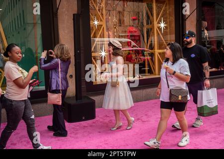 Hordes de fans et passant-par throng Fifth Avenue pour une activation de marque étendue faisant la promotion de la cinquième et dernière saison de la série Amazon Prime Video "la merveilleuse Mme Maisel", à New York le vendredi, 14 avril 2023. L’activation, sur ce qu’ils appellent le “mille merveilleux” comprenait de nombreuses séances de photos, des biscuits roses et blancs, une exposition de vêtements d’époque à Saks Fifth Avenue, entre autres activités. (© Richard B. Levine) Banque D'Images