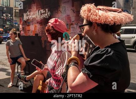 Hordes de fans et passant-par throng Fifth Avenue pour une activation de marque étendue faisant la promotion de la cinquième et dernière saison de la série Amazon Prime Video "la merveilleuse Mme Maisel", à New York le vendredi, 14 avril 2023. L’activation, sur ce qu’ils appellent le “mille merveilleux” comprenait de nombreuses séances de photos, des biscuits roses et blancs, une exposition de vêtements d’époque à Saks Fifth Avenue, entre autres activités. (© Richard B. Levine) Banque D'Images