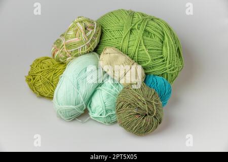Laine dans les tons de vert et turquoise, morceaux de laine, travaux d'aiguille Banque D'Images