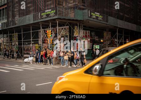 Des foules de shoppers dans le quartier de Soho à New York samedi, 15 avril 2023. (© Richard B. Levine) Banque D'Images