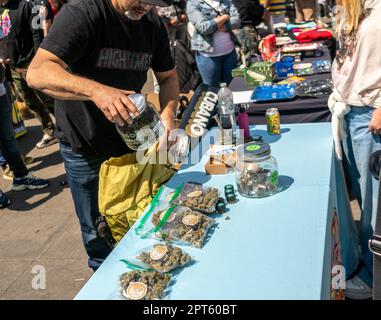 Les "Potrepreneurs" affluent jeudi à New York dans le parc de la place Washington, à 20 avril 2023, pour vendre leurs produits liés à la marijuana et pour célébrer "4/20", la fête non officielle du cannabis. New York a légalisé la marijuana en 2021. (© Richard B. Levine) Banque D'Images