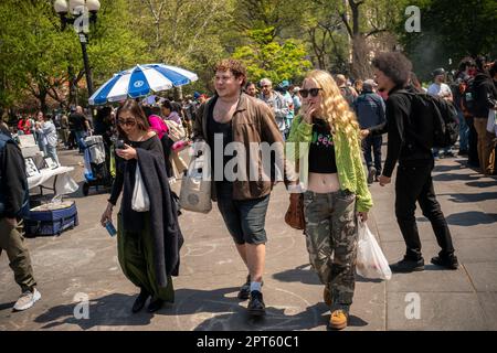 Les "Potrepreneurs" affluent jeudi à New York dans le parc de la place Washington, à 20 avril 2023, pour vendre leurs produits liés à la marijuana et pour célébrer "4/20", la fête non officielle du cannabis. New York a légalisé la marijuana en 2021. (© Richard B. Levine) Banque D'Images