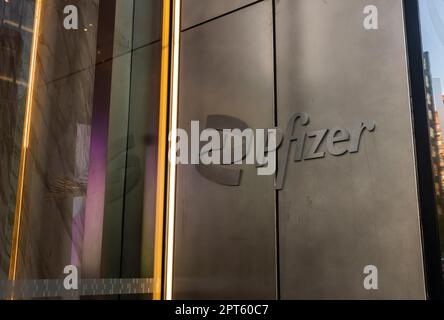 Logo à l'extérieur du siège mondial de Pfizer, au 66, boulevard Hudson, dans le développement des chantiers de Hudson, à New York, lundi, 17 avril 2023. (© Richard B. Levine) Banque D'Images