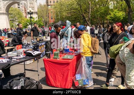 Les "Potrepreneurs" affluent jeudi à New York dans le parc de la place Washington, à 20 avril 2023, pour vendre leurs produits liés à la marijuana et pour célébrer "4/20", la fête non officielle du cannabis. New York a légalisé la marijuana en 2021. (© Richard B. Levine) Banque D'Images