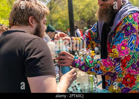 Les "Potrepreneurs" affluent jeudi à New York dans le parc de la place Washington, à 20 avril 2023, pour vendre leurs produits liés à la marijuana et pour célébrer "4/20", la fête non officielle du cannabis. New York a légalisé la marijuana en 2021. (© Richard B. Levine) Banque D'Images