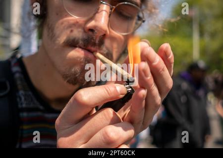 Les "Potrepreneurs" affluent jeudi à New York dans le parc de la place Washington, à 20 avril 2023, pour vendre leurs produits liés à la marijuana et pour célébrer "4/20", la fête non officielle du cannabis. New York a légalisé la marijuana en 2021. (© Richard B. Levine) Banque D'Images