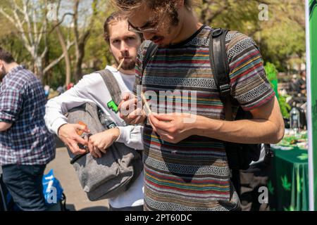 Les "Potrepreneurs" affluent jeudi à New York dans le parc de la place Washington, à 20 avril 2023, pour vendre leurs produits liés à la marijuana et pour célébrer "4/20", la fête non officielle du cannabis. New York a légalisé la marijuana en 2021. (© Richard B. Levine) Banque D'Images